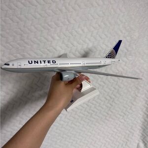 United Airlines Boeing 777-200 Model Airplane on plastic Stand Missing Wing